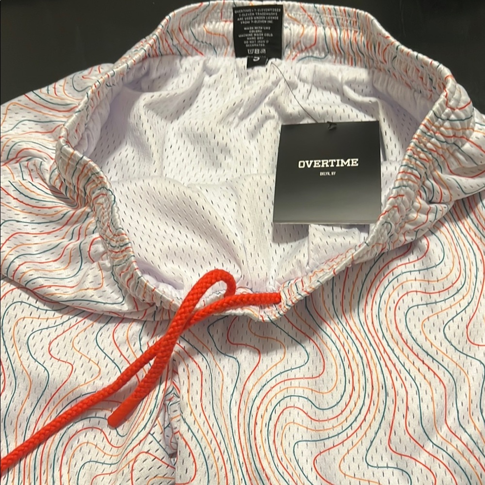 Vibrant Wavy Pattern Shorts - Picture 7 of 7